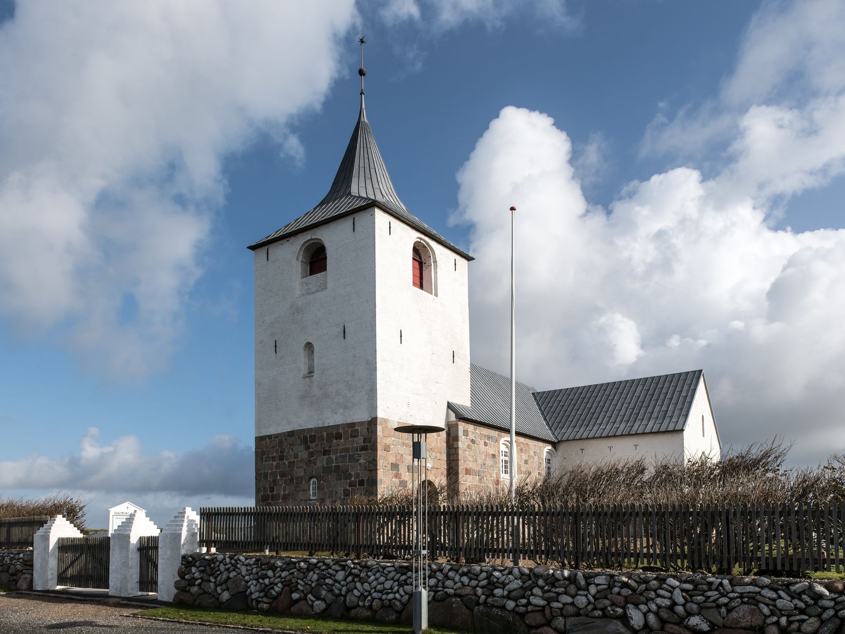 Landsbykirke i det jyske landskab